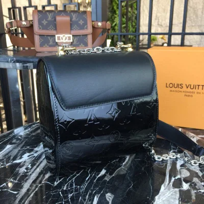 Сумка Louis Vuitton Pochette Twist M90366 Monogram Vernis "Black" фото № 4