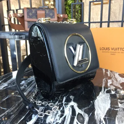 Сумка Louis Vuitton Pochette Twist M90366 Monogram Vernis "Black" фото № 3