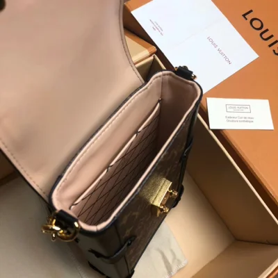 Сумка Louis Vuitton Pochette Trunk Verticale M63913 Monogram Canvas "Brown" фото № 9 Сумка Louis Vuitton Pochette Trunk Verticale M63913 Monogram Canvas "Brown" фото № 9