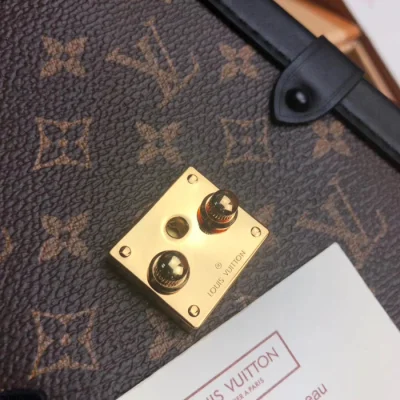 Сумка Louis Vuitton Pochette Trunk Verticale M63913 Monogram Canvas "Brown" фото № 7 Сумка Louis Vuitton Pochette Trunk Verticale M63913 Monogram Canvas "Brown" фото № 7