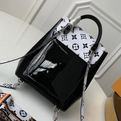 Рюкзак Louis Vuitton Hot Springs Backpack M53637 Patent Leather "Black" фото № 3 Рюкзак Louis Vuitton Hot Springs Backpack M53637 Patent Leather "Black" фото № 3