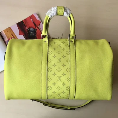 Сумка Louis Vuitton Keepall 50 Bandouliere M53764 Taiga Leather "Lime Green" фото № 3 Сумка Louis Vuitton Keepall 50 Bandouliere M53764 Taiga Leather "Lime Green" фото № 3