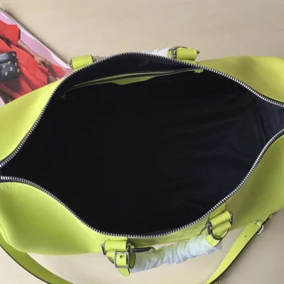 Сумка Louis Vuitton Keepall 50 Bandouliere M53764 Taiga Leather "Lime Green" фото № 9 Сумка Louis Vuitton Keepall 50 Bandouliere M53764 Taiga Leather "Lime Green" фото № 9