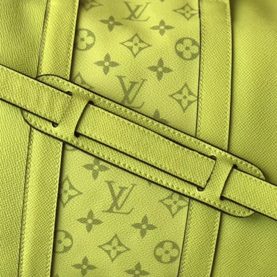 Сумка Louis Vuitton Keepall 50 Bandouliere M53764 Taiga Leather "Lime Green" фото № 6 Сумка Louis Vuitton Keepall 50 Bandouliere M53764 Taiga Leather "Lime Green" фото № 6
