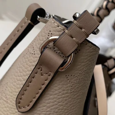 Сумка Louis Vuitton Hina PM M53914 Mahina Leather Galet Gray "Beige" фото № 8