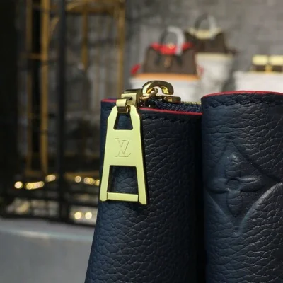 Сумка Louis Vuitton Surene MM Chain Tote Handbag Monogram Empreinte Canvas Fall Winter 2018 Collection M43759 Marine Rouge "Navy Blue" фото № 4