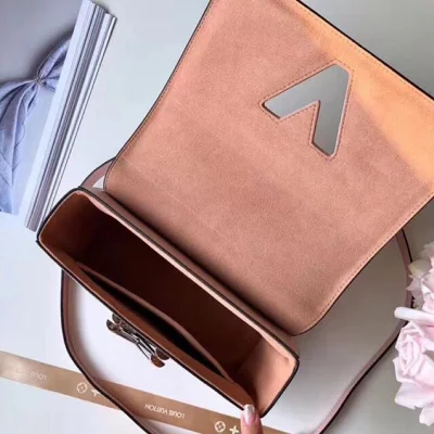 Сумка Louis Vuitton Epi Leather Twist MM M53126 "Pink" фото № 9