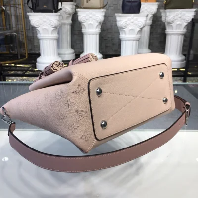 Сумка Louis Vuitton M55030 Haumea Mahina Leather Magnolia "Pink" фото № 5 Сумка Louis Vuitton M55030 Haumea Mahina Leather Magnolia "Pink" фото № 5