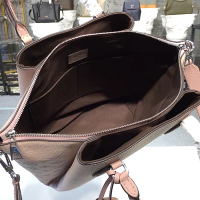 Сумка Louis Vuitton M55030 Haumea Mahina Leather Magnolia "Pink" фото № 8 Сумка Louis Vuitton M55030 Haumea Mahina Leather Magnolia "Pink" фото № 8