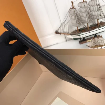 Клатч Louis Vuitton M62937 Daily Pouch Monogram Empreinte Leather "Black" фото № 4 Клатч Louis Vuitton M62937 Daily Pouch Monogram Empreinte Leather "Black" фото № 4