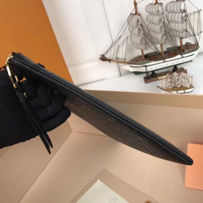 Клатч Louis Vuitton M62937 Daily Pouch Monogram Empreinte Leather "Black" фото № 5 Клатч Louis Vuitton M62937 Daily Pouch Monogram Empreinte Leather "Black" фото № 5