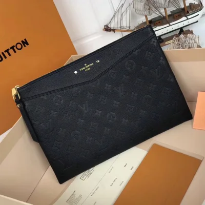 Клатч Louis Vuitton M62937 Daily Pouch Monogram Empreinte Leather "Black" фото № 2 Клатч Louis Vuitton M62937 Daily Pouch Monogram Empreinte Leather "Black" фото № 2