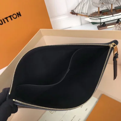 Клатч Louis Vuitton M62937 Daily Pouch Monogram Empreinte Leather "Black" фото № 9 Клатч Louis Vuitton M62937 Daily Pouch Monogram Empreinte Leather "Black" фото № 9