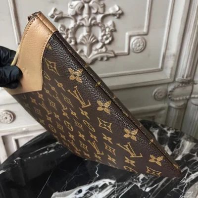 Клатч Louis Vuitton M64591 Daily Pouch Monogram Canvas Sesame "Brown" фото № 6