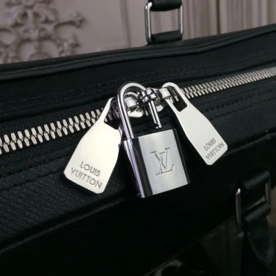 Портфель Louis Vuitton Porte-Documents Business M30643 Taiga Leather "Black" фото № 5 Портфель Louis Vuitton Porte-Documents Business M30643 Taiga Leather "Black" фото № 5