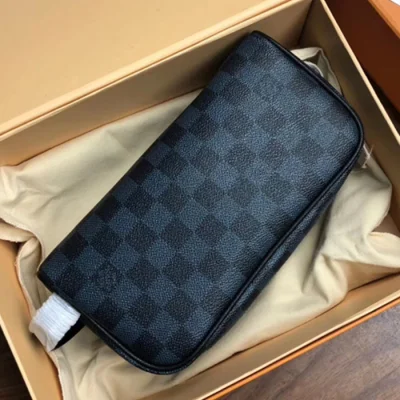 Косметичка Louis Vuitton Washbag N50000 Damier Cobalt Canvas "Navy Blue" фото № 3 Косметичка Louis Vuitton Washbag N50000 Damier Cobalt Canvas "Navy Blue" фото № 3