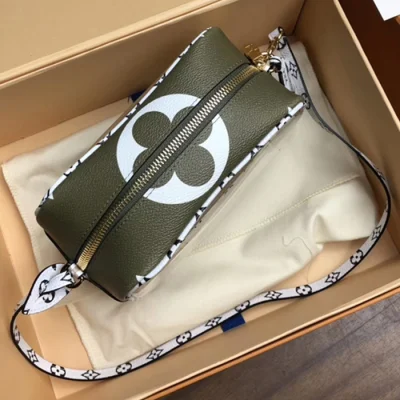 Сумка Louis Vuitton Beach Pouch M67610 Monogram Coated Canvas Khaki "Green" фото № 3 Сумка Louis Vuitton Beach Pouch M67610 Monogram Coated Canvas Khaki "Green" фото № 3