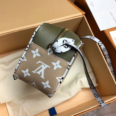 Сумка Louis Vuitton Beach Pouch M67610 Monogram Coated Canvas Khaki "Green" фото № 7 Сумка Louis Vuitton Beach Pouch M67610 Monogram Coated Canvas Khaki "Green" фото № 7