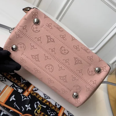 Сумка Louis Vuitton Hina PM M53938 Mahina Leather Magnolia "Pink" фото № 5 Сумка Louis Vuitton Hina PM M53938 Mahina Leather Magnolia "Pink" фото № 5