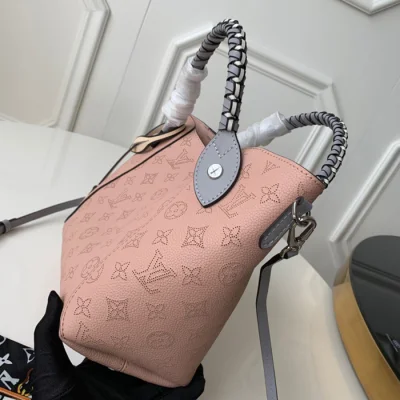 Сумка Louis Vuitton Hina PM M53938 Mahina Leather Magnolia "Pink" фото № 4 Сумка Louis Vuitton Hina PM M53938 Mahina Leather Magnolia "Pink" фото № 4