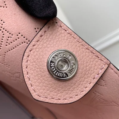Сумка Louis Vuitton Hina PM M53938 Mahina Leather Magnolia "Pink" фото № 10 Сумка Louis Vuitton Hina PM M53938 Mahina Leather Magnolia "Pink" фото № 10