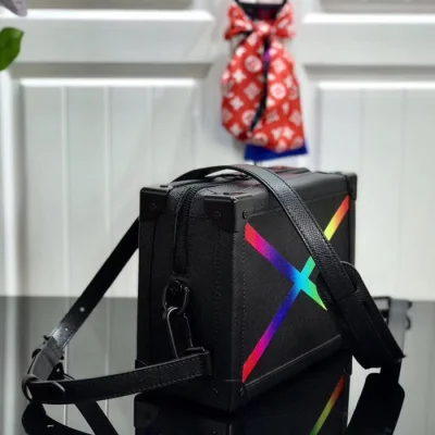 Сумка Louis Vuitton Soft Trunk M30341 Taiga Leather "Black" фото № 3 Сумка Louis Vuitton Soft Trunk M30341 Taiga Leather "Black" фото № 3