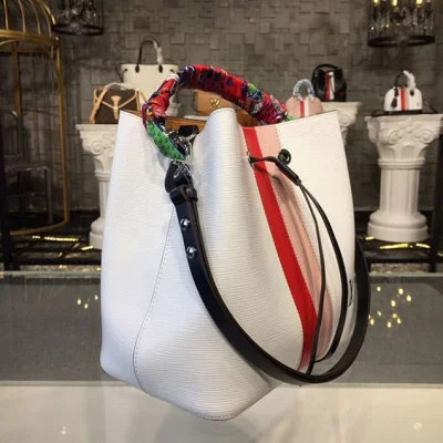 Сумка Louis Vuitton NeoNoe Bucket M52163 Epi Leather 2018 "White" фото № 3 Сумка Louis Vuitton NeoNoe Bucket M52163 Epi Leather 2018 "White" фото № 3