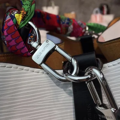 Сумка Louis Vuitton NeoNoe Bucket M52163 Epi Leather 2018 "White" фото № 7 Сумка Louis Vuitton NeoNoe Bucket M52163 Epi Leather 2018 "White" фото № 7