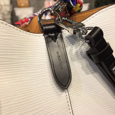 Сумка Louis Vuitton NeoNoe Bucket M52163 Epi Leather 2018 "White" фото № 8 Сумка Louis Vuitton NeoNoe Bucket M52163 Epi Leather 2018 "White" фото № 8