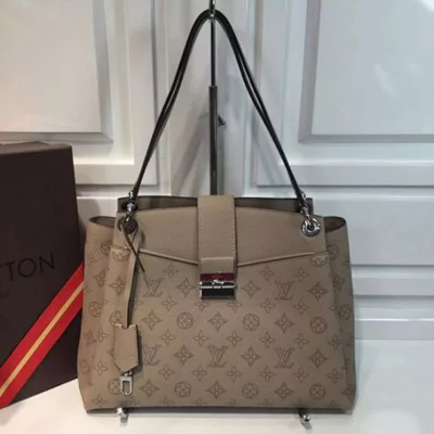 Сумка Louis Vuitton M41791 Sevres Shoulder Bag Mahina Leather "Beige" фото № 2