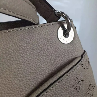 Сумка Louis Vuitton M41791 Sevres Shoulder Bag Mahina Leather "Beige" фото № 6