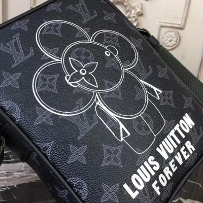 Сумка Louis Vuitton Monogram Eclipse Canvas Danube PM M43677 "Black" фото № 6 Сумка Louis Vuitton Monogram Eclipse Canvas Danube PM M43677 "Black" фото № 6