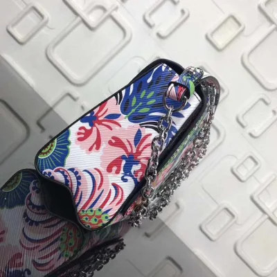 Сумка Louis Vuitton Epi Leather Twist MM M54940 фото № 3 Сумка Louis Vuitton Epi Leather Twist MM M54940 фото № 3