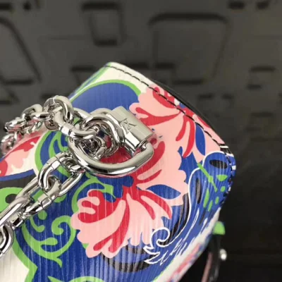 Сумка Louis Vuitton Epi Leather Twist MM M54940 фото № 7 Сумка Louis Vuitton Epi Leather Twist MM M54940 фото № 7