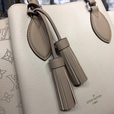 Сумка Louis Vuitton M55031 Haumea Mahina Leather Galet "Beige" фото № 6 Сумка Louis Vuitton M55031 Haumea Mahina Leather Galet "Beige" фото № 6