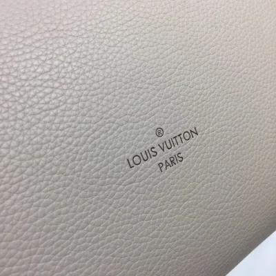 Сумка Louis Vuitton M55031 Haumea Mahina Leather Galet "Beige" фото № 7 Сумка Louis Vuitton M55031 Haumea Mahina Leather Galet "Beige" фото № 7