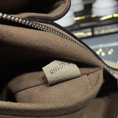 Сумка Louis Vuitton M55031 Haumea Mahina Leather Galet "Beige" фото № 9 Сумка Louis Vuitton M55031 Haumea Mahina Leather Galet "Beige" фото № 9