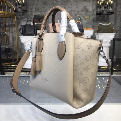 Сумка Louis Vuitton M55031 Haumea Mahina Leather Galet "Beige" фото № 3 Сумка Louis Vuitton M55031 Haumea Mahina Leather Galet "Beige" фото № 3