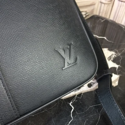 Портфель Louis Vuitton Porte-Documents Voyage PM M30638 Taiga Leather "Black" фото № 6