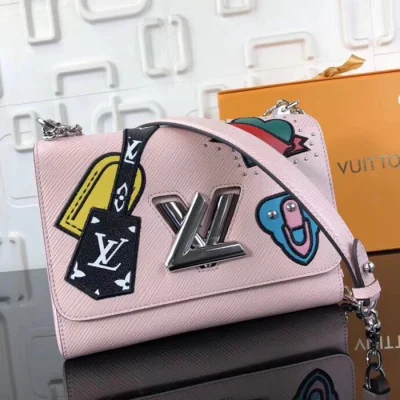 Сумка Louis Vuitton Twist MM M52487 Epi Leather Rose Ballerine Light "Pink" фото № 2 Сумка Louis Vuitton Twist MM M52487 Epi Leather Rose Ballerine Light "Pink" фото № 2