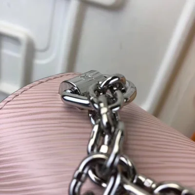 Сумка Louis Vuitton Twist MM M52487 Epi Leather Rose Ballerine Light "Pink" фото № 8 Сумка Louis Vuitton Twist MM M52487 Epi Leather Rose Ballerine Light "Pink" фото № 8