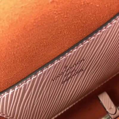 Сумка Louis Vuitton Twist MM M52487 Epi Leather Rose Ballerine Light "Pink" фото № 10 Сумка Louis Vuitton Twist MM M52487 Epi Leather Rose Ballerine Light "Pink" фото № 10
