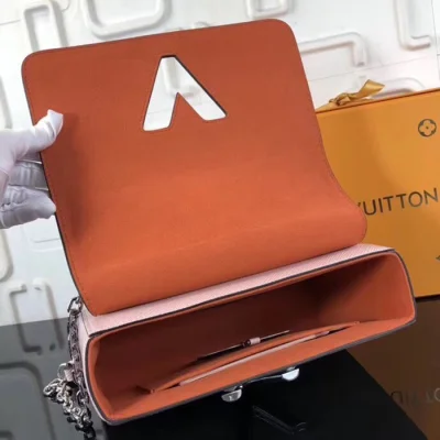 Сумка Louis Vuitton Twist MM M52487 Epi Leather Rose Ballerine Light "Pink" фото № 9 Сумка Louis Vuitton Twist MM M52487 Epi Leather Rose Ballerine Light "Pink" фото № 9