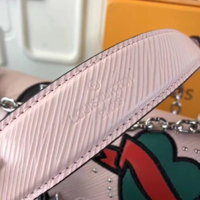 Сумка Louis Vuitton Twist MM M52487 Epi Leather Rose Ballerine Light "Pink" фото № 7 Сумка Louis Vuitton Twist MM M52487 Epi Leather Rose Ballerine Light "Pink" фото № 7