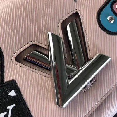Сумка Louis Vuitton Twist MM M52487 Epi Leather Rose Ballerine Light "Pink" фото № 6 Сумка Louis Vuitton Twist MM M52487 Epi Leather Rose Ballerine Light "Pink" фото № 6