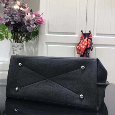 Сумка Louis Vuitton Carmel M52950 Mahina Leather "Black" фото № 6 Сумка Louis Vuitton Carmel M52950 Mahina Leather "Black" фото № 6