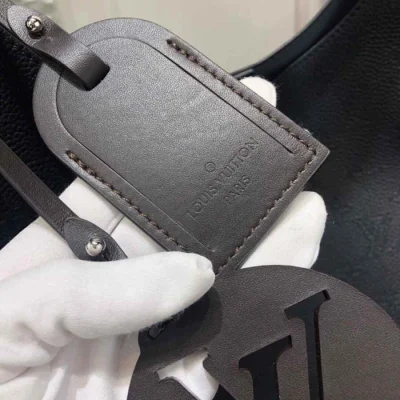 Сумка Louis Vuitton Carmel M52950 Mahina Leather "Black" фото № 8 Сумка Louis Vuitton Carmel M52950 Mahina Leather "Black" фото № 8