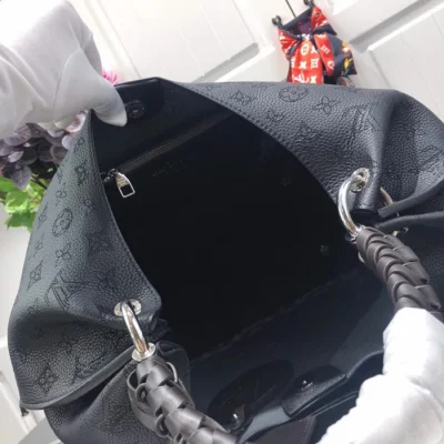 Сумка Louis Vuitton Carmel M52950 Mahina Leather "Black" фото № 9 Сумка Louis Vuitton Carmel M52950 Mahina Leather "Black" фото № 9