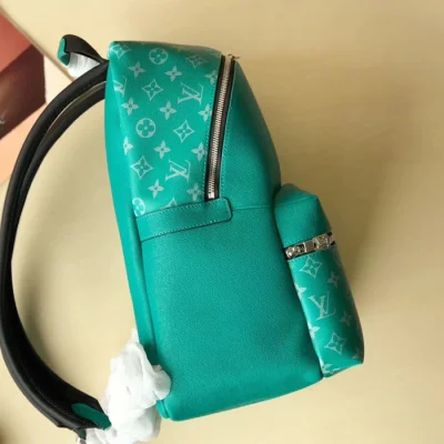 Рюкзак Louis Vuitton Discovery Backpack PM M30227 Taiga Leather Pine Green "Turquoise" фото № 3 Рюкзак Louis Vuitton Discovery Backpack PM M30227 Taiga Leather Pine Green "Turquoise" фото № 3