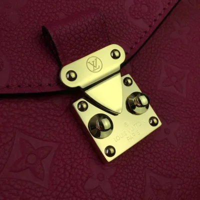 Сумка Louis Vuitton Pochette Metis 25cm Bag Monogram Empreinte Canvas Spring Summer 2018 Collection M44291 Freesia "Pink" фото № 3 Сумка Louis Vuitton Pochette Metis 25cm Bag Monogram Empreinte Canvas Spring Summer 2018 Collection M44291 Freesia "Pink" фото № 3